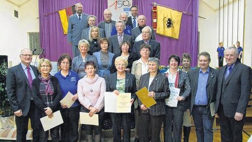 Ehrungen vom BLSV, BTV und DTB: Diese Männer und Frauen wurden vom Bayerischen Landessportverband, vom Bayerischen Turnverband und vom Deutschen Turnerbund ausgezeichnet. Mit im Bild Bürgermeister Wolfgang Borst (links), Andreas Schröck (hinten links) und Klaus Rehberger (hinten rechts). Ehrungen vom BLSV, BTV und DTB: Diese Männer und Frauen wurden vom Bayerischen Landessportverband, vom Bayerischen Turnverband und vom Deutschen Turnerbund ausgezeichnet. Mit im Bild Bürgermeister Wolfgang Borst (links), Andreas Schröck (hinten links) und Klaus Rehberger (hinten rechts).