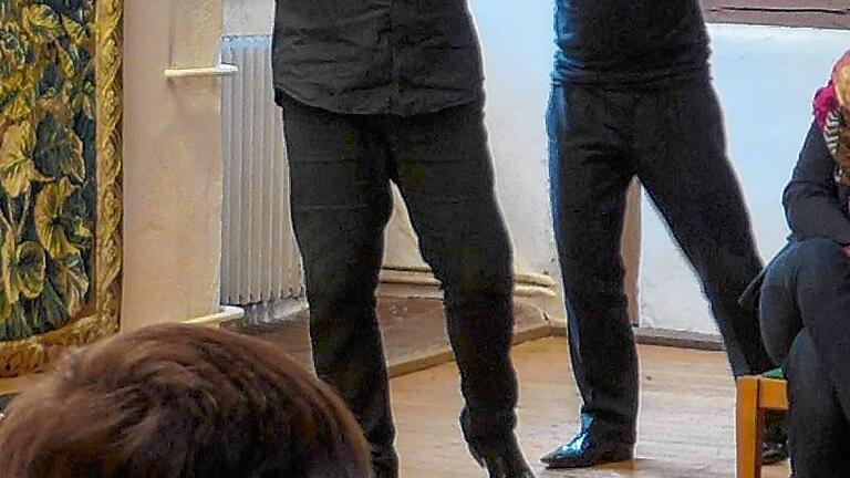 Tragikomische Show: Tim Ströble und Matthias Trück tragen den „Sarg“ herein. Tragikomische Show: Tim Ströble und Matthias Trück tragen den „Sarg“ herein.