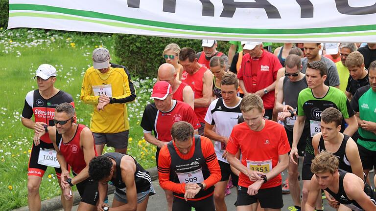 Startschuss für den Karl und Helmut Will-Gedächtnislauf des SC Motten: Die Uhren laufen schon, die Läufer setzen sich einen Moment später in Bewegung.Sebastian Schmitt       -  Startschuss für den Karl und Helmut Will-Gedächtnislauf des SC Motten: Die Uhren laufen schon, die Läufer setzen sich einen Moment später in Bewegung.Sebastian Schmitt
