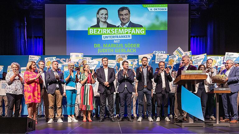In einer Reihe mit dem Ministerpräsidenten: Mit diesen Frauen und Männern will die CSU die Landtags- und Bezirkswahl in Unterfranken gewinnen. In einer Reihe mit dem Ministerpräsidenten: Mit diesen Frauen und Männern will die CSU die Landtags- und Bezirkswahl in Unterfranken gewinnen.