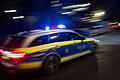 Ein Polizeiauto fährt mit Blaulicht zum Einsatz.       -  Symbolbild: Polizei