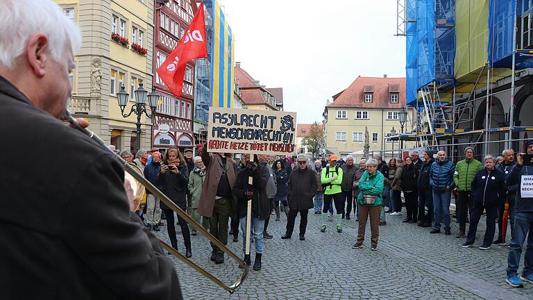 Rund 200 Menschen versammelten sich auf dem Marktplatz, um ein Zeichen gegen Rechtsextremismus zu setzen.