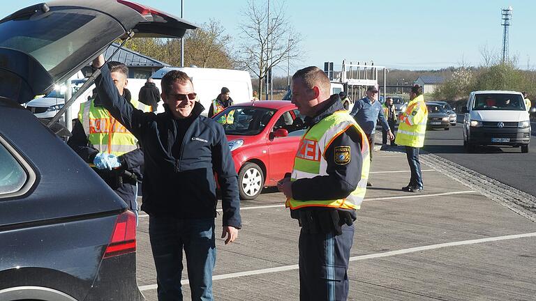 Auch der Blick in den Kofferraum gehörte zur Polizeikontrolle. Auch der Blick in den Kofferraum gehörte zur Polizeikontrolle. 