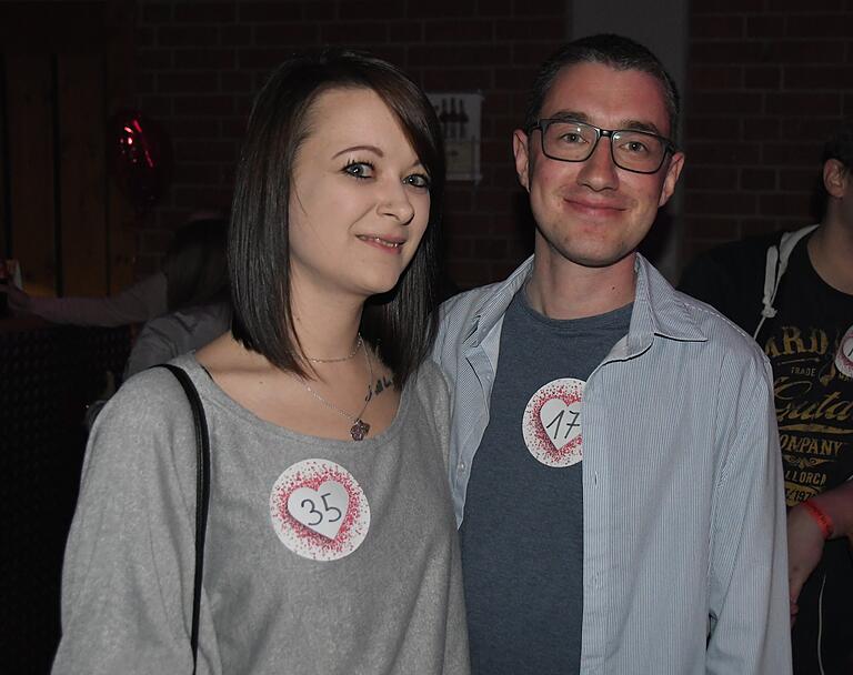 Das erste Match des Abends: Yessi und Marcus trafen sich an der Schnapsbar. Das erste Match des Abends: Yessi und Marcus trafen sich an der Schnapsbar.