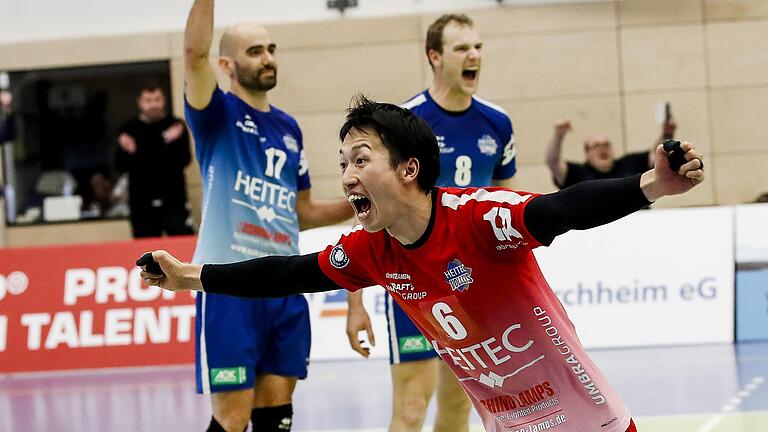 Sie feierten im Tiebreak jeden Punkt wie einen Titel und rissen so die Eltmanner Mannschaft mit: Libero Shunsuke Watanabe (vorne), Kapitän Merten Krüger (hinten rechts) und Routinier Carls Antony. Sie feierten im Tiebreak jeden Punkt wie einen Titel und rissen so die Eltmanner Mannschaft mit: Libero Shunsuke Watanabe (vorne), Kapitän Merten Krüger (hinten rechts) und Routinier Carls Antony.