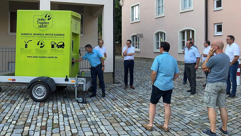 Die 'Jeder Tropfen Zählt GmbH' sammelt Speiseöl- und -fettreste aus Privathaushalten und recycelt sie. Das System wurde dem Kreisumwelt- und -werkausschuss vorgestellt. Die 'Jeder Tropfen Zählt GmbH' sammelt Speiseöl- und -fettreste aus Privathaushalten und recycelt sie. Das System wurde dem Kreisumwelt- und -werkausschuss vorgestellt.
