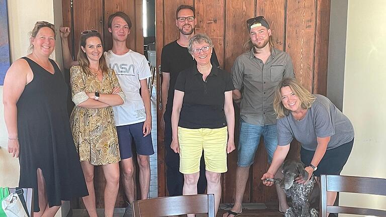Der Vorstand der Grünen verteilte die Verantwortlichkeiten neu. Im Bild (von links): Eva Zitzler, Sophie von Seydlitz, Julian Fritzler, Sven Winzenhörlein, Britta Huber, Dominik Dill und Jessica Hecht mit Hund Isabelle. Es fehlen Christian Stück und Johannes Huber.