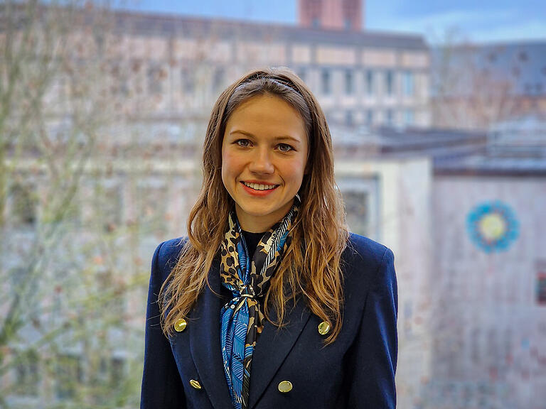 Für die Juniorprofessorin im Bereich Angewandte Mikroökonomie mit Schwerpunkt Mensch-Maschine-Interaktion Alicia von Schenk bedeutet Frausein sowohl stark, als auch emphatisch zu sein. Für die Juniorprofessorin im Bereich Angewandte Mikroökonomie mit Schwerpunkt Mensch-Maschine-Interaktion Alicia von Schenk bedeutet Frausein sowohl stark, als auch emphatisch zu sein.