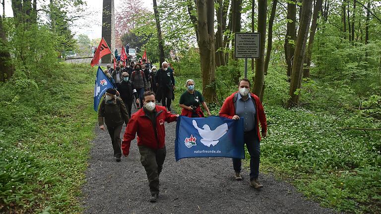 Eine Wandergruppe der Naturfreunde-Friedenswanderung 'Frieden in Bewegung' 2021 unterwegs auf der Etappe von Barsinghausen nach Bad Münder.