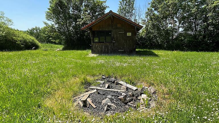 Am Grillplatz bei Sand gibt es nur eine Hütte und eine Feuerstelle, alles andere müssen Gäste selbst mitbringen. Dafür ist man weit weg von der Ortschaft und muss keine Rücksicht auf Nachbarn nehmen.