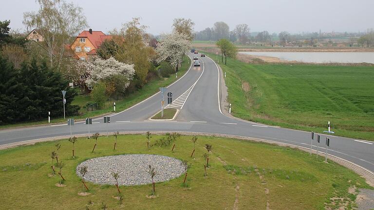 Rechts, links oder gar durch die Mitte? Theoretisch führen verschiedene Wege durch einen Kreisverkehr. Mehrere Autofahrer haben das in den letzten Monaten ausprobiert – es ging nicht gut.&nbsp;