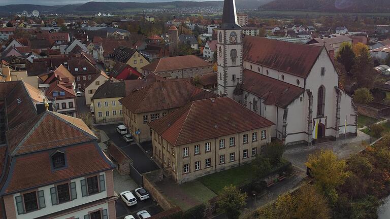 Die alte Volksschule zwischen Kellereischloss und Stadtpfarrkirche bietet Entwicklungspotenzial für betreutes Wohnen. Nun wurden dazu im Stadtrat Pläne vorgestellt.       -  Die alte Volksschule zwischen Kellereischloss und Stadtpfarrkirche bietet Entwicklungspotenzial für betreutes Wohnen. Nun wurden dazu im Stadtrat Pläne vorgestellt.