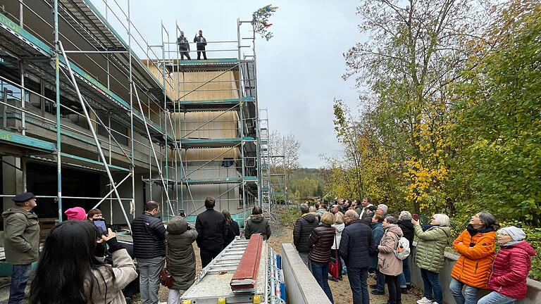 Der Bau des neuen Obernbreiter Kindergartens schreitet voran. Beim Richtfest sprach hoch oben auf dem Gerüst Michael Weckbart, unterstützt von Moritz Puchmüller, den Richtspruch.