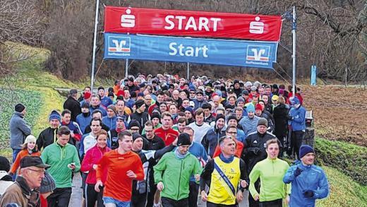 Starterfeld: Über 300 Läufer und Walker aus der gesamten Region nahmen am Sonntag am traditionellen Estenfelder Silvesterlauf teil.