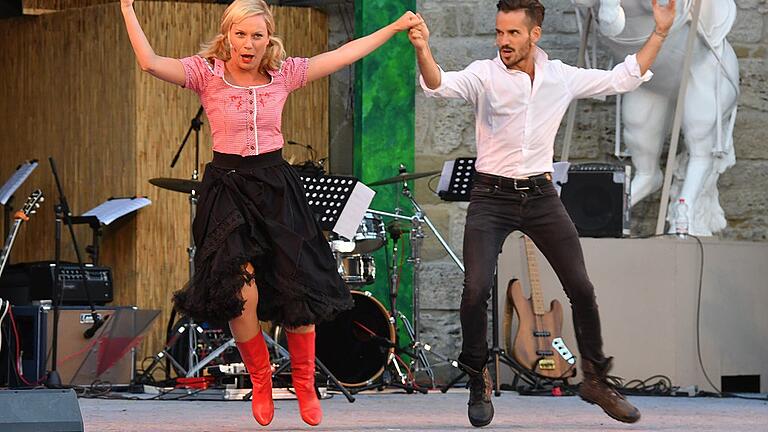 Zusammen mit Timo Verse bewies Andrea Frohn mit dem Lied &bdquo;Die Juliska aus Budapest&ldquo; aus der Operette &bdquo;Maske in Blau&ldquo; ihre Vielfältigkeit beim musikalischen Cocktail der Frankenfestspiele. Zu sehen ist sie in diesem Jahr als Wirtin im &bdquo;Weißen Rössl&ldquo;.