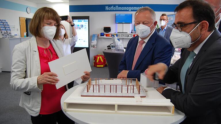 Cordula Kuhlmann von der Regionalentwicklung des Landkreises Bad Kissingen, Landrat Thomas Bold und Gesundheitsminister Klaus Holetschek (von links) schauten sich das Modell zur Musterwohnung für seniorengerechtes Wohnen an.