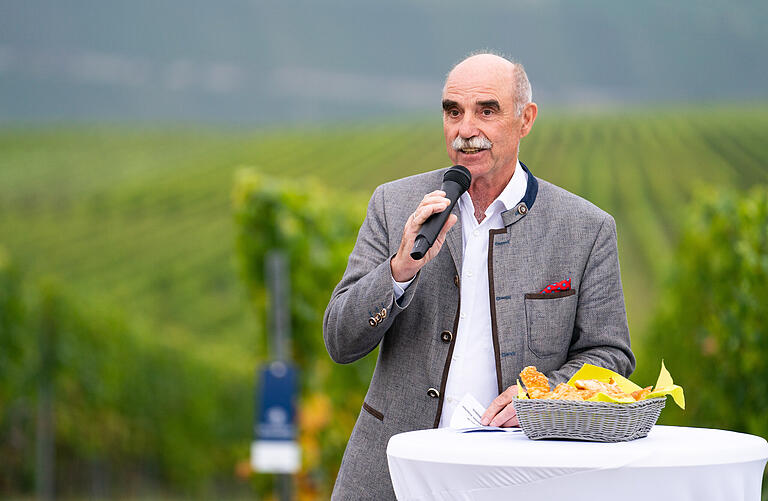 Der Präsident des Fränkischen Weinbauverbandes, Artur Steinmann, hält eine Rede bei der Eröffnung der&nbsp; Weinlese in Franken.