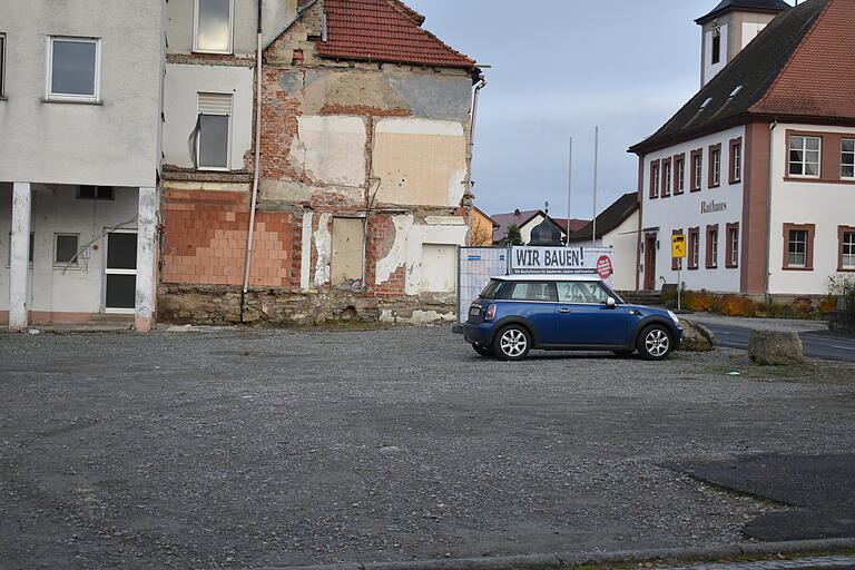 Das Bild zeigt das Areal für den geplanten 24-Stunden-Markt in der Ortsmitte von Donnersdorf.