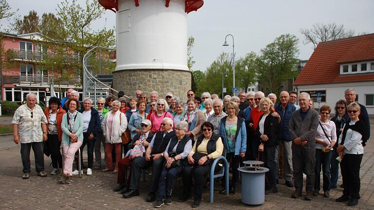 Der Gerbrunner Obst- und Gartenbauverein vor dem ehemaligen Leuchtfeuer in Lauterbach auf der Insel Rügen