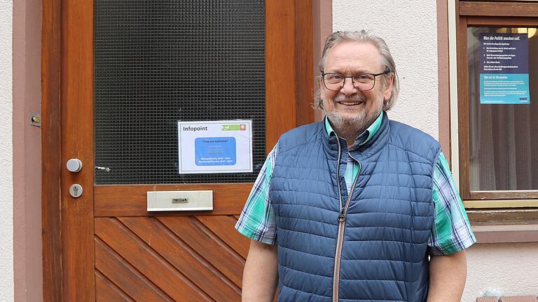 Joachim Salzmann, Leiter des Helferkreises Migration Lohr, steht vor dem Info-Point. Hier unterstützen fünf ehrenamtliche Helfer Migranten und Migrantinnen bei Behördenbriefen, der Wohnungssuche oder Bewerbungsschreiben.