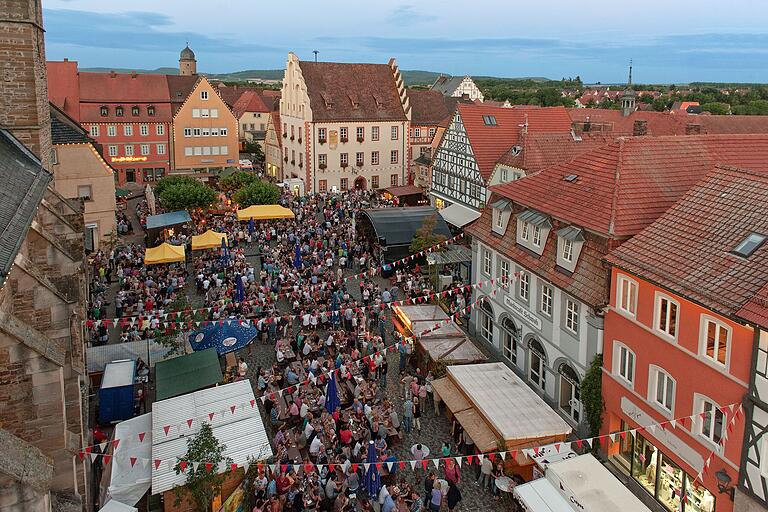 Mitten in der historischen Altstadt richtet die Stadt Gerolzhofen alljährlich ihr Marktplatzweinfest aus.