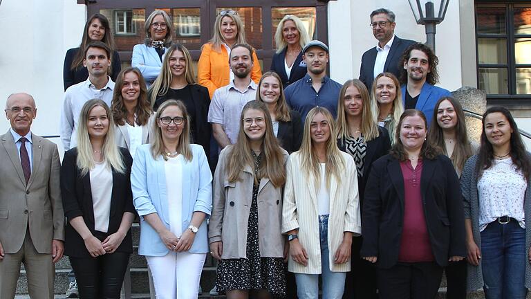 16 angehende Lehrkräfte für Grund-, Mittel- und Förderschulen nahmen im Landkreis Haßberge ihren Dienst auf. Das Bild zeigt sie mit Landrat Wilhelm Schneider (links), und (hinten, von links) den Seminarrektorinnen Nicole Maag und Pia Rückert, den Schulamtsdirektorinnen Susanne Vodde und Claudia Schmidt sowie dem Personalratsvorsitzenden Matthias Weinberger.