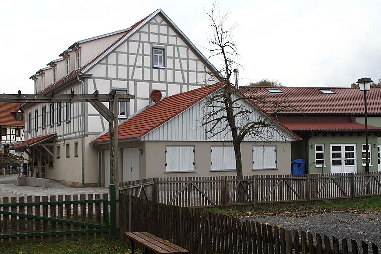 Abgeschlossen sind nun auch an der 'oberen Wirtschaft' und der Heilig-Länder-Halle (rechts) in Neubrunn  die Außenanlagen mit der Grillhütte.