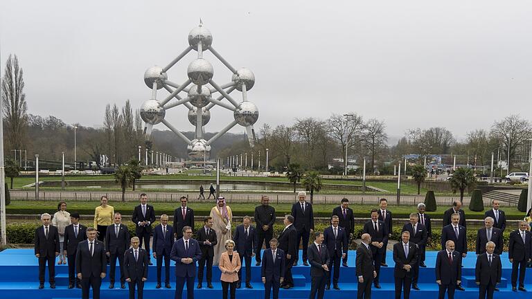 Atomenergie-Gipfel in Brüssel.jpeg       -  Staats- und Regierungschefs stehen für ein Gruppenfoto vor dem Atomium während eines Kernenergie-Gipfels auf der Expo in Brüssel.