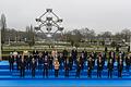 Atomenergie-Gipfel in Brüssel.jpeg       -  Staats- und Regierungschefs stehen für ein Gruppenfoto vor dem Atomium während eines Kernenergie-Gipfels auf der Expo in Brüssel.