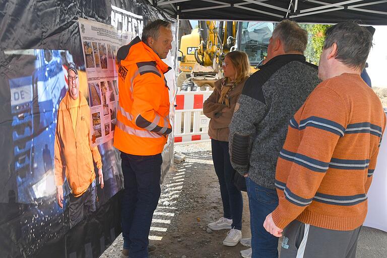 Über die verschiedenen Bauphasen gab es jede Menge Infos am Stand von 'Burger Bau'. Ebenso an den Ständen des Wasserwirtschaftsamt und des Planerbüros Alka. Über die verschiedenen Bauphasen gab es jede Menge Infos am Stand von 'Burger Bau'. Ebenso an den Ständen des Wasserwirtschaftsamt und des Planerbüros Alka.