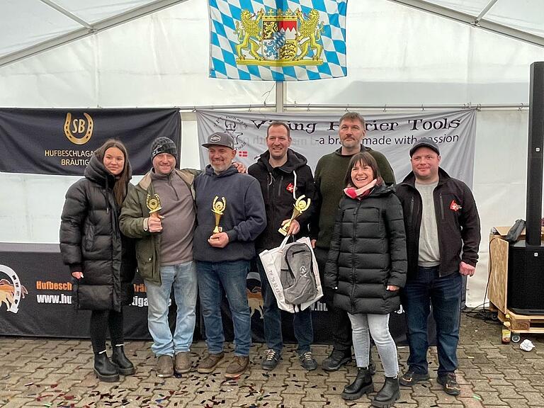 Die 'Bayerischen Meister' mit (von links) Senta-Sophia Bräutigam, Philipp Völk, John Ravanelli, Gesamtsieger Peter Brülisauer, die Preisrichter Hendrik Berger und Niklaus Biegler sowie Silvia Bräutigam. Die 'Bayerischen Meister' mit (von links) Senta-Sophia Bräutigam, Philipp Völk, John Ravanelli, Gesamtsieger Peter Brülisauer, die Preisrichter Hendrik Berger und Niklaus Biegler sowie Silvia Bräutigam.