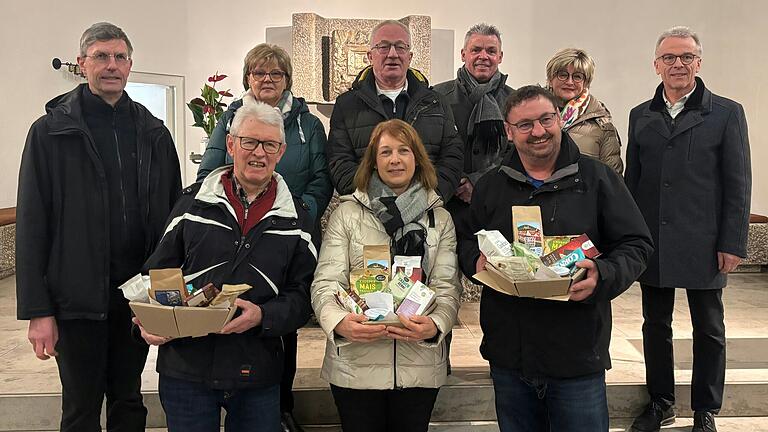 Auf dem Foto (vorne von links): Edgar Rüger, Sabine Friedel, Kurt Maiberger; (hinten von links): die neue Kirchenverwaltung mit Pfarrer Norbert Thoma, Marianne Hemmerich, Heribert Wiegand, Hermann Volpert, Edith Reuter, Christof Welzenbach.