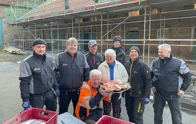 Zu einem ordentlichen Richtfest gehört eine zünftige Brotzeit. Im Bild freuen sich die Hauseigentümer Rudi und Monika Hager (vorne) mit dem Team von Holzbau Cambeis und Kollegen (von links) Paul Vorlaufer, Frank Nagler, Ralf Scherpf, Joschua Schleyer, Patrick Öttinger und Stephan Hüsam. Zu einem ordentlichen Richtfest gehört eine zünftige Brotzeit. Im Bild freuen sich die Hauseigentümer Rudi und Monika Hager (vorne) mit dem Team von Holzbau Cambeis und Kollegen (von links) Paul Vorlaufer, Frank Nagler, Ralf Scherpf, Joschua Schleyer, Patrick Öttinger und Stephan Hüsam.