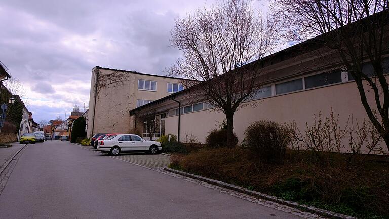 Der längliche Bau entlang der Wallstraße wird für den neuen Hort beziehungsweise die offene Ganztagesbetreuung genutzt werden, so die Pläne von Architekt Prof. Jürgen Hauck aus Würzburg. Auch die Kapelle wird dafür verwendet.