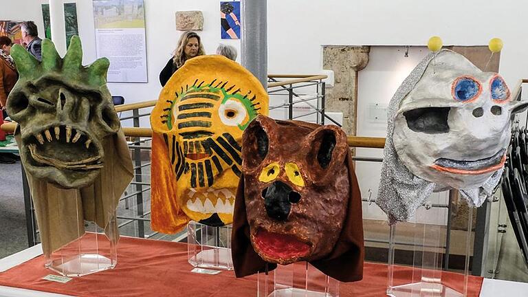 Ausstellungsstücke der Künstler:innen des Kunstateliers des St.-Josefs-Stifts. Ausstellungsstücke der Künstler:innen des Kunstateliers des St.-Josefs-Stifts.