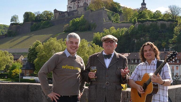 Präsentieren am Sonntag eine weinselige Hymne auf Würzburg: Die &bdquo;Brückenschoppensong&ldquo;-Macher Gunther Schunk (links) und Klaus Wolf mit Sänger Peter Auffermann (Mitte).