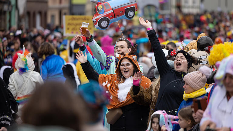 Karneval Wasungen.jpeg       -  Buntes Treiben, lange Tradition: Was steckt hinter dem Brauch, sich zu Karneval, Fasching oder Fastnacht zu verkleiden?