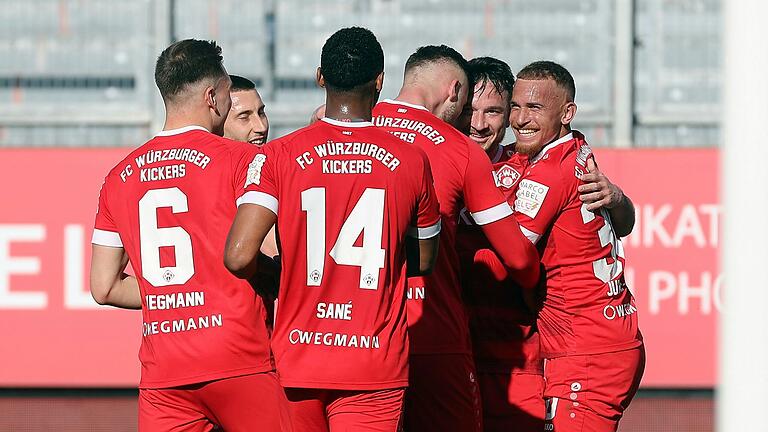 Die helle Freude: Die Würzburger Kickers bejubeln das 2:0 von Torschütze Peter Kurzweg (Zweiter von rechts). Am Ende siegte der Regionalliga-Tabellenführer gegen die SpVgg Ansbach mit 4:0.