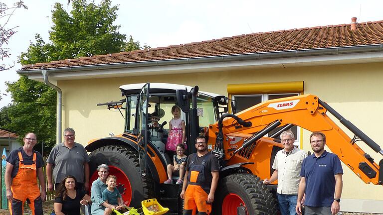 Die Gemeinde bekam einen großen Schlepper, der Kindergarten St. Johannis einen kleinen.