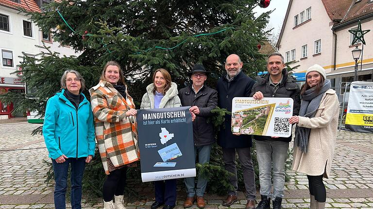 Die Lohrer Maingutschein GmbH übernimmt das Gutschein-Angebot in Gemünden. Auf dem Bild von links: Elke Herkert-Mai, Isabell Lützler, Jasna Blaic, Jürgen Lippert, Hilmar Ullrich, Gennarino De Luca und Julia Schnabel. Die Lohrer Maingutschein GmbH übernimmt das Gutschein-Angebot in Gemünden. Auf dem Bild von links: Elke Herkert-Mai, Isabell Lützler, Jasna Blaic, Jürgen Lippert, Hilmar Ullrich, Gennarino De Luca und Julia Schnabel.