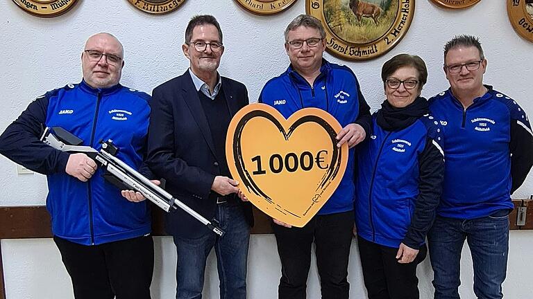 Am Spendenherz (von links): Hans-Peter Suckfüll, Georg Krauss und der Vorstand der Mühlfelder Schützen Am Spendenherz (von links): Hans-Peter Suckfüll, Georg Krauss und der Vorstand der Mühlfelder Schützen