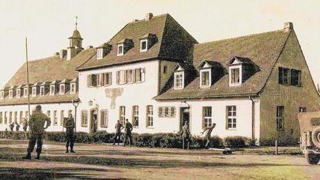 Besatzer machen sich breit: Im beschlagnahmten Berufsschulgebäude in der Dreimühlenstraße, in dem auch die Hitlerjugend ihr Domizil hatte (heute steht hier die Julius-Kardinal-Döpfner-Schule), errichten die Amerikaner ihr militärisches Hauptquartier in Gerolzhofen. Als Erstes kratzen sie Reichsadler und Hakenkreuz aus dem Putz. Besatzer machen sich breit: Im beschlagnahmten Berufsschulgebäude in der Dreimühlenstraße, in dem auch die Hitlerjugend ihr Domizil hatte (heute steht hier die Julius-Kardinal-Döpfner-Schule), errichten die Amerikaner ihr militärisches Hauptquartier in Gerolzhofen. Als Erstes kratzen sie Reichsadler und Hakenkreuz aus dem Putz.