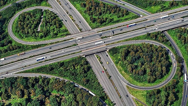 Autobahnnetz wird nicht verkauft       -  Die öffentliche Hand bleibt für Bau, Betrieb und Unterhalt der Autobahnen und Bundesstraßen zuständig. Darüber hatte es zuvor Streit gegeben.