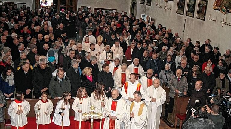 Die Zelebranten ziehen in die Wallfahrtskirche ein, um mit den Gläubigen den Abschiedsgottesdienst für die scheidenden Franziskaner zu halten. Guardian Pater Richard Heßdörfer (vor Bischof Friedhelm Hofmann) trägt das Schmuck-Evangeliar. Vor ihm schreiten die anderen vier Ordensleute, die künftig an neuer Wirkungsstätte ihren Dienst tun werden: Bruder Martin Domogalla, Pater Berthold Türffs, Pater Alexander Weißenberger, Pater Johannes Strobel sowie weitere Konzelebranten. Die Zelebranten ziehen in die Wallfahrtskirche ein, um mit den Gläubigen den Abschiedsgottesdienst für die scheidenden Franziskaner zu halten. Guardian Pater Richard Heßdörfer (vor Bischof Friedhelm Hofmann) trägt das Schmuck-Evangeliar. Vor ihm schreiten die anderen vier Ordensleute, die künftig an neuer Wirkungsstätte ihren Dienst tun werden: Bruder Martin Domogalla, Pater Berthold Türffs, Pater Alexander Weißenberger, Pater Johannes Strobel sowie weitere Konzelebranten.