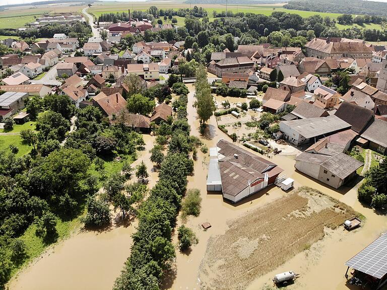 Die Drohnen-Aufnahme zeigt das Hochwasser im Zeilitzheim am Samstag, 10. Juli, aus der Vogelperspektive. Die Drohnen-Aufnahme zeigt das Hochwasser im Zeilitzheim am Samstag, 10. Juli, aus der Vogelperspektive.