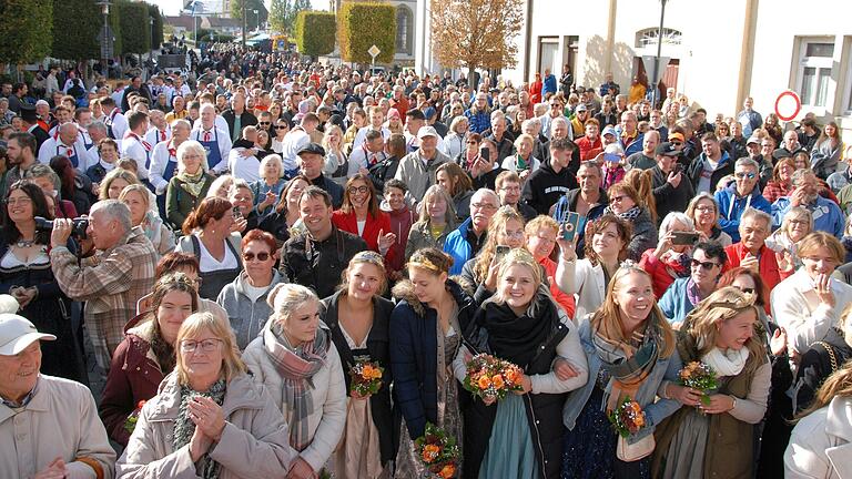 Auch heuer säumten wieder tausende Zuschauende den Kirchweihumzug in Etwashausen.