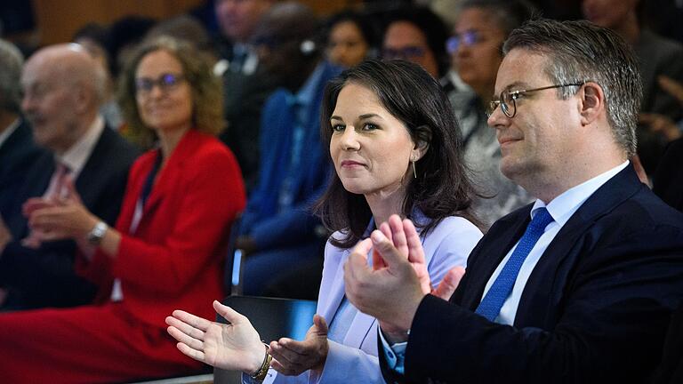 Annalena Baerbock und Tobias Lindner       -  Als Staatsminister im Auswärtigen Amt sitzt Tobias Lindner (Grüne) oft in der ersten Reihe. Was er nach seinem Ausscheiden aus der Berufspolitik beruflich machen will, habe er noch nicht entschieden, sagt er. (Archivfoto)