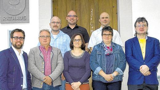 Umbruch in Hendungen: Mit (von links) Bürgermeister Florian Liening-Ewert, German Schüler, Frank Werner, Heiko Karlein, Verena Günther, Karola Scheller (vorne), Marco Hess und Matthias Seifert wurde mehr als die Hälfte des Gemeinderats neu besetzt. Umbruch in Hendungen: Mit (von links) Bürgermeister Florian Liening-Ewert, German Schüler, Frank Werner, Heiko Karlein, Verena Günther, Karola Scheller (vorne), Marco Hess und Matthias Seifert wurde mehr als die Hälfte des Gemeinderats neu besetzt.