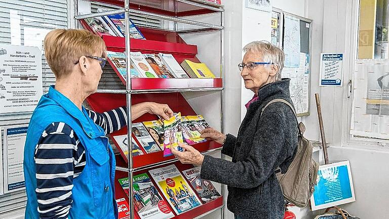 90 Jahre Bahnhofsmission wird mit vielen Veranstaltungen gefeiert: Im Bild Ingeborg Götz (links) im Gespräch mit einer Besucherin.
