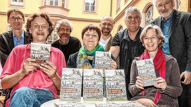 Mitglieder der Initiative 'Würzburg liest ein Buch' bei der Vorstellung des 'Lese-Buchs': In diesem April drehte sich alles um Jakob Wassermanns 'Der Aufruhr um den Junker Ernst'.